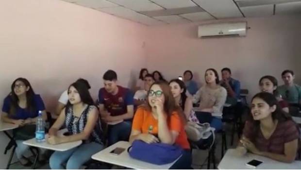 Pone a sus alumnos a cantar 'La Chona' en inglés y nadie lo puede creer (VIDEO). Noticias en tiempo real
