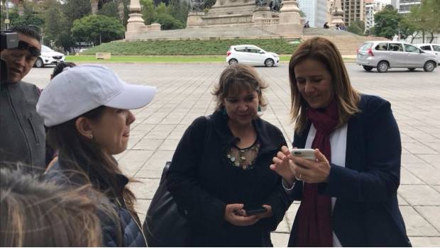 Margarita Zavala recolecta firmas en Ángel de la Independencia. Noticias en tiempo real