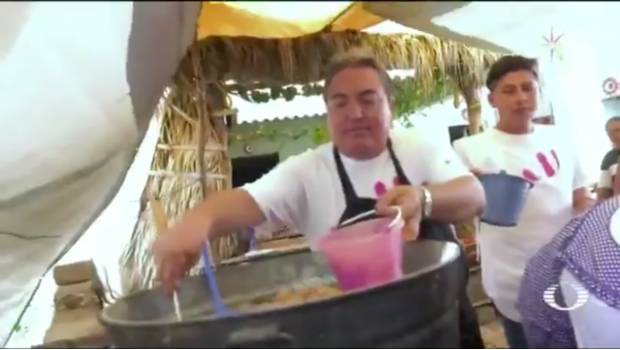 Cocinero muxe ofrece comida gratuita a damnificados por sismo en Oaxaca. Noticias en tiempo real