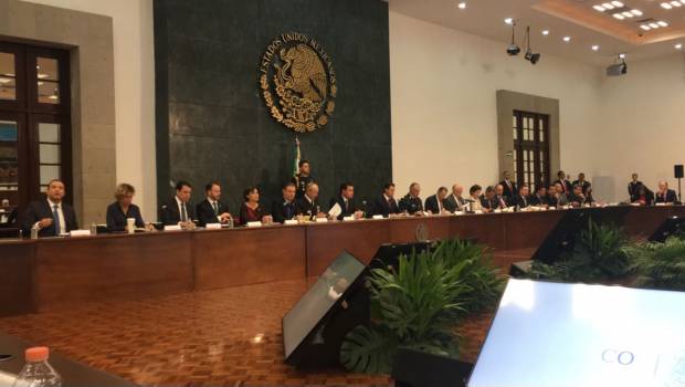 Enrique Peña Nieto con su equipo sobre reconstrucción.