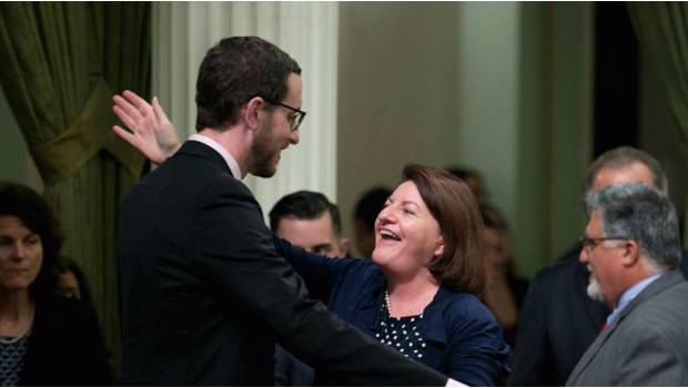 Toni Atkins, coautora de la ley. 