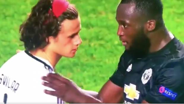 Lukaku junto a Svilar.