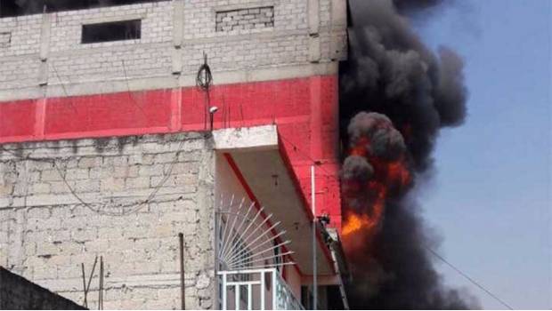 Fallece una persona en incendio de fábrica de colchones en Ecatepec. Noticias en tiempo real