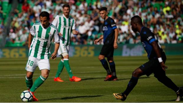 Guardado pasa el balón