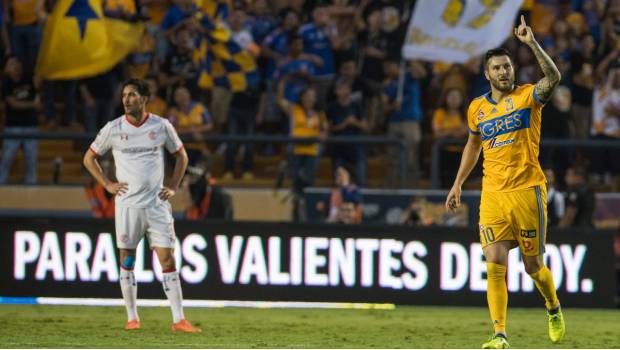 Gignac celebra su gol.