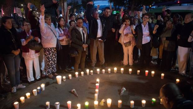 Veladoras por las 26 personas que murieron en el Colegio Enrique Rébsamen. 