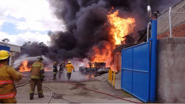 Incendio en recicladora de llantas