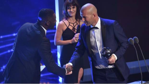 Zidane recibe el premio.