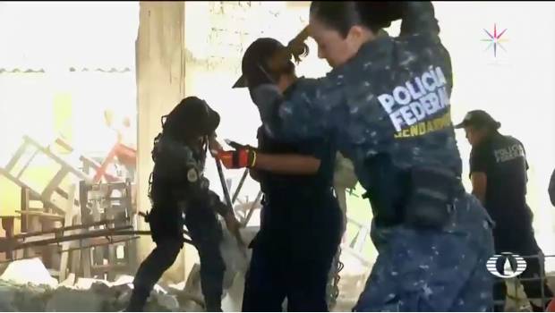 Con marros, elementos femeninos de la Gendarmería ayudan a demoler casas en Tonalá. Noticias en tiempo real