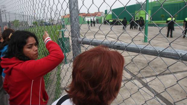 Familiares de reos afuera del penal de Neza Bordo. Destitución por tortura.