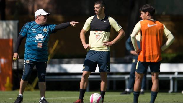 Herrera da indicaciones en el ensayo azulcrema.