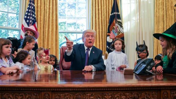 Donald Trump con hijos de periodistas en la Casa Blanca