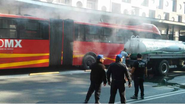 Reportan incendio en unidad de Metrobús. Noticias en tiempo real