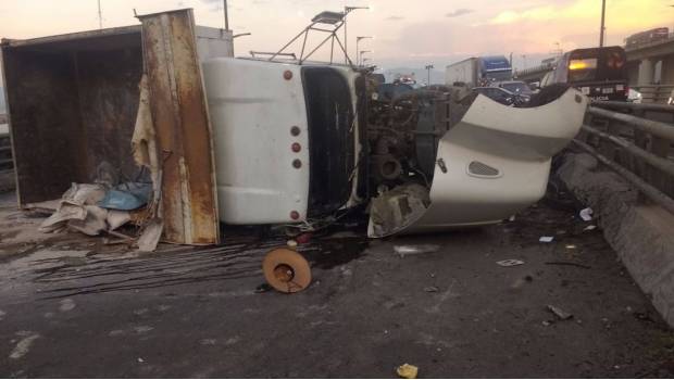Choque entre autobús y camión en la México-Puebla deja varios lesionados. Noticias en tiempo real