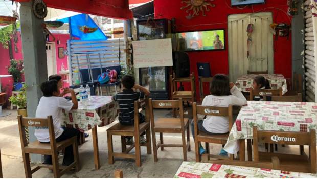 Imparten clases de primaria en bar de Juchitán tras sismo. Noticias en tiempo real