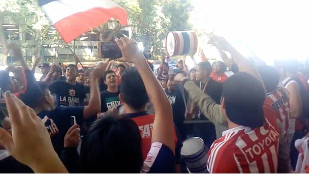 VIDEO: Reciben como campeonas a Chivas Femenil en el AICM. Noticias en tiempo real
