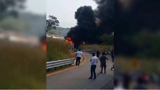 Vuelca y se incendia camión en Chiapas que transportaba ayuda para damnificados. Noticias en tiempo real