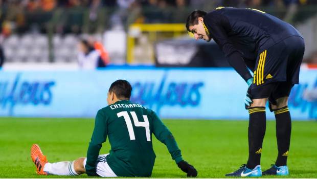 ‘Chicharito’ y Edson Álvarez se perderían juego ante Polonia por lesión. Noticias en tiempo real