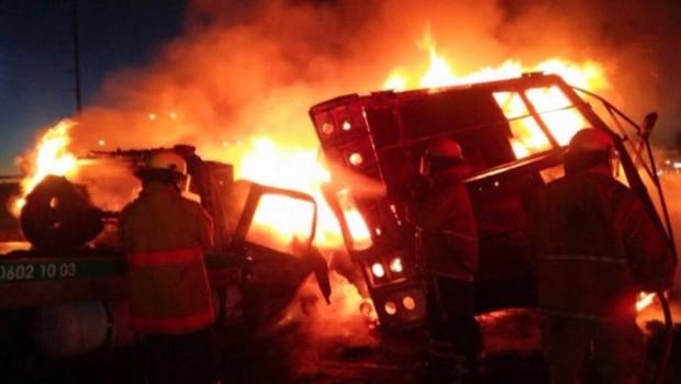 Chocan y se incendian camión y grúa en la México-Puebla. Noticias en tiempo real