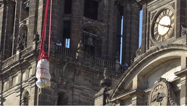 Esculturas de Manuel Tolsá son retiradas de la Catedral Metropolitana. Noticias en tiempo real