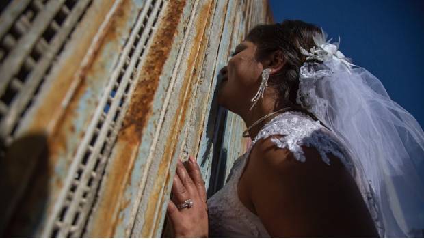 Mexicana y estadounidense celebran boda en muro fronterizo. Noticias en tiempo real