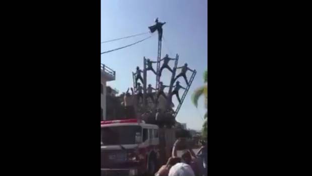 VIDEO: Bomberos de Puerto Vallarta se accidentan durante acrobacia. Noticias en tiempo real