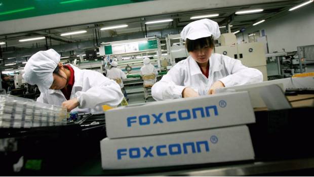 Empleados trabajando en una fábrica de Foxconn.