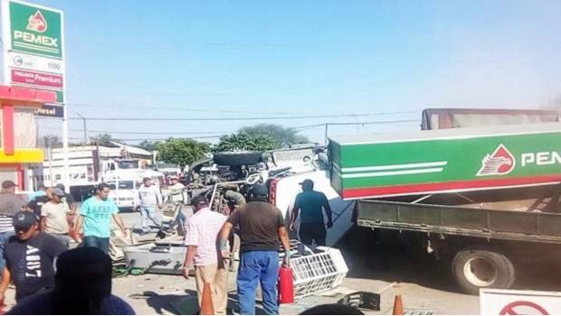 Deja 6 muertos choque de trailer contra gasolinera en Michoacán. Noticias en tiempo real