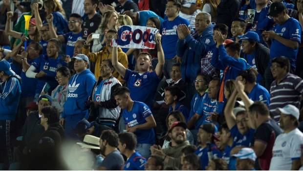 La hinchada celeste.