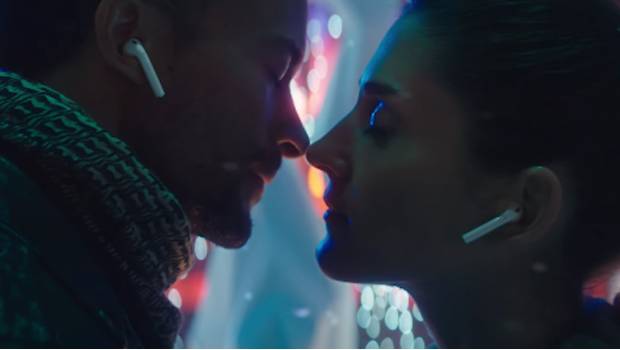 Escena de 'Sway', el nuevo comercial navideño de Apple.