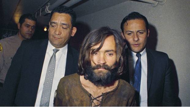 Charles Manson es acompañado a su acusación formal por cargos de conspiración y asesinato de Sharon Tate. 