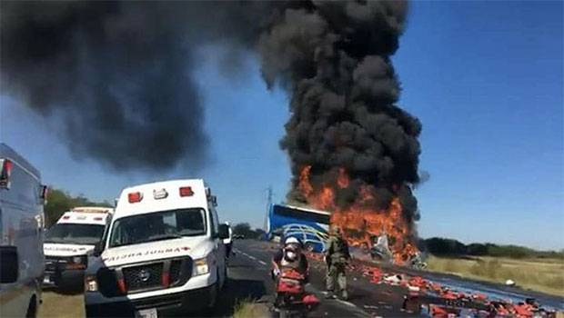 Choca autobús y se incendia; tres muertos. Noticias en tiempo real
