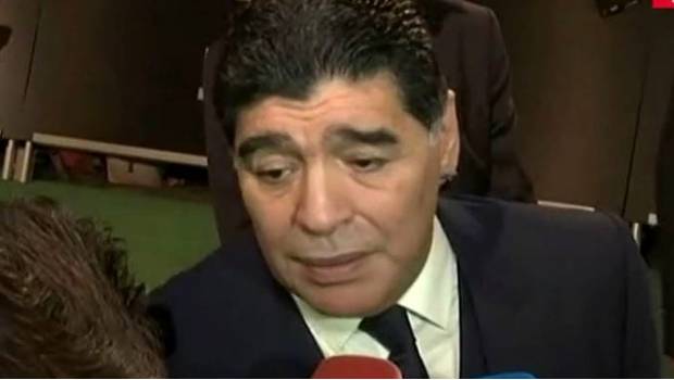 Maradona dando entrevista.