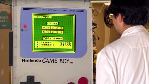 Estudiante consigue Récord Guinness por el Game Boy más grande del mundo. Noticias en tiempo real