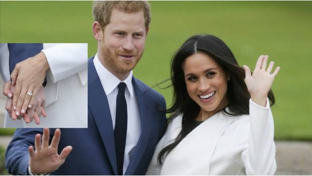 El anillo de compromiso fue diseño del príncipe y tiene dos diamantes que pertenecieron a Diana