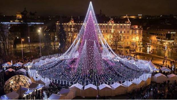 Vilnius: el lugar con uno de los árboles más luminosos del mundo. Noticias en tiempo real