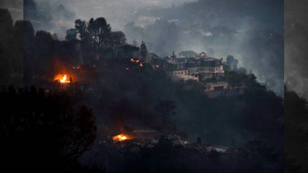 Evacúan a miles por incendios forestales en Los Ángeles. Noticias en tiempo real