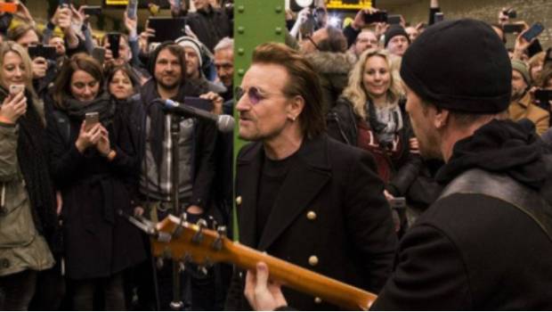 U2 da concierto sorpresa en metro de Berlín. Noticias en tiempo real