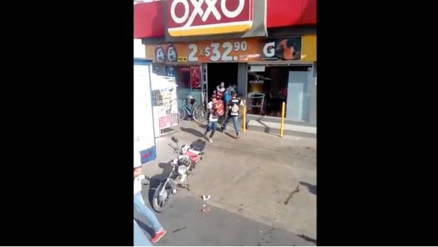 VIDEO: Aficionados de los Osos Blancos del Cecyt 10 saquean Oxxo en Ecatepec. Noticias en tiempo real