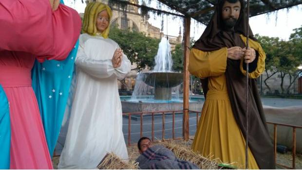 Captan a hombre tomando siesta en un pesebre de Guadalajara. Noticias en tiempo real