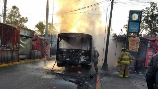Se incendia autobús en paradero del Metro Taxqueña. Noticias en tiempo real