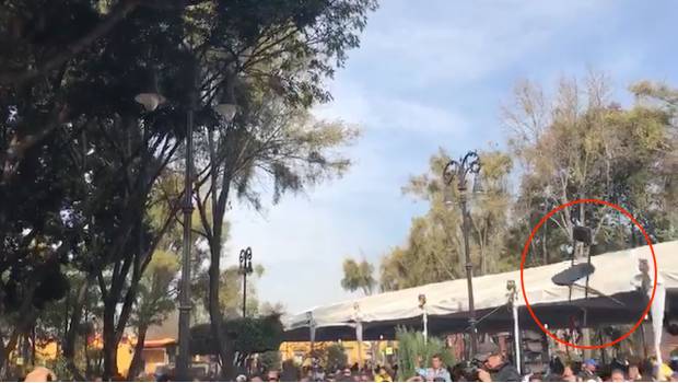 Se lanzan sillas por mitin de AMLO en Coyoacán (VIDEO). Noticias en tiempo real