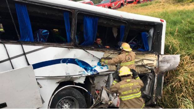 Mueren tres por choque entre camión con futbolistas y tren en Jalisco. Noticias en tiempo real