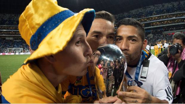 FOTO: ‘El Gringo’ Torres se tatúa títulos de Tigres en el pecho. Noticias en tiempo real
