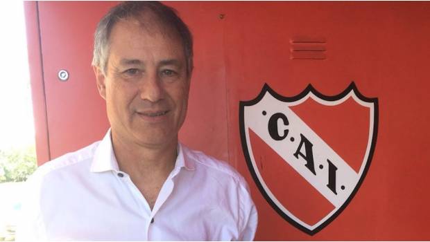 Barristas de Independiente provocan salida del técnico Ariel Holan. Noticias en tiempo real