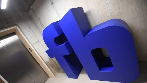 Facebook permite discriminar por edad al publicar ofertas de empleo. Noticias en tiempo real