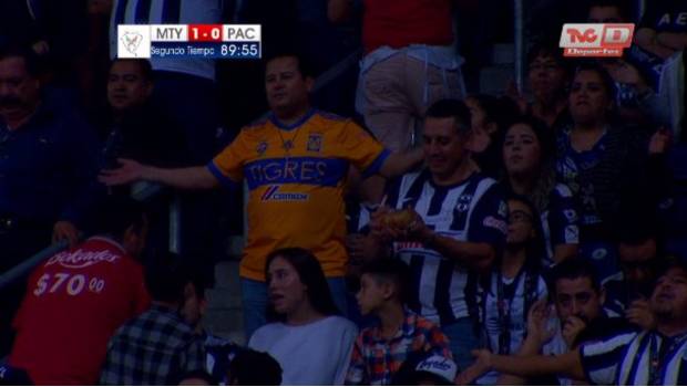 Aficionado de Tigres apoyó a Rayados en Final de Copa MX. Noticias en tiempo real