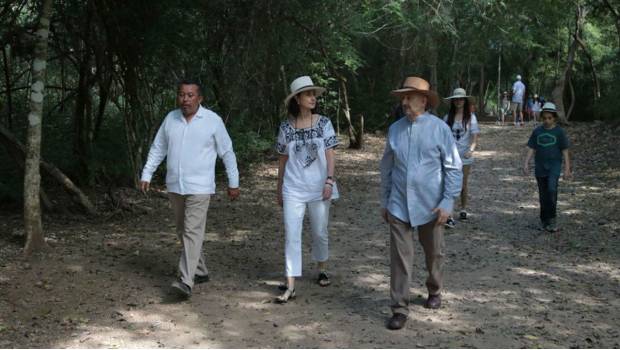 Carlos Salinas y familia visitan zona arqueológica de Campeche. Noticias en tiempo real