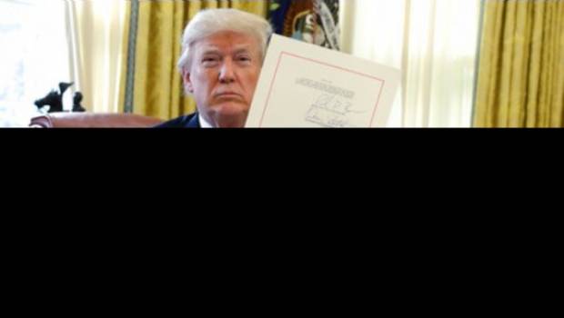 Trump firma nueva ley de impuestos antes de salir de vacaciones. Noticias en tiempo real