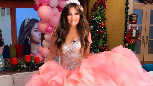 Critican a Thalía por foto navideña. Noticias en tiempo real